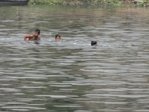 أطفال السباحة في نهر بوريجانجا الملوث