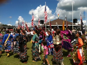 Membros da tribo Ojibwe no pow-wow anual em Ponsford, MN