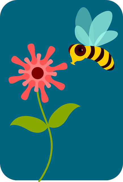 Fundo azul, abelha amarela mergulhando em flor rosa